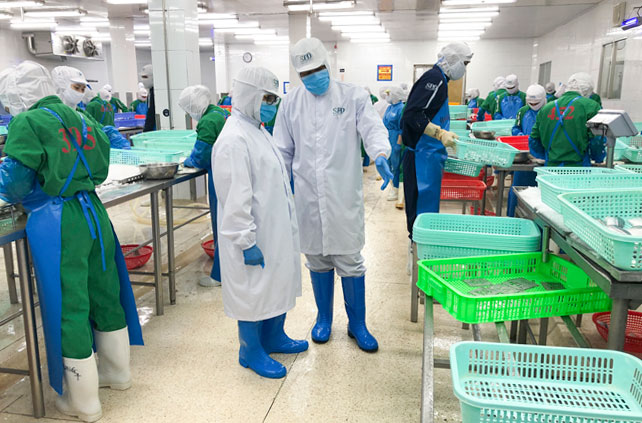 Investigators from the Authority of the Hi-tech Park and Industrial Parks in Da Nang conducted an onsite visit to check preventative measures which have been put in place at the Central Region Seafood Import/Export Company in the morning of May 11. Photo: KHANH HOA