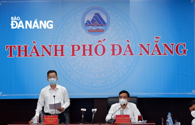 Bí thư Thành ủy Nguyễn Văn Quảng (trái) chỉ đạo tại cuộc họp phòng, chống Covid-19 chiều 13-5. Ảnh: PHAN CHUNG