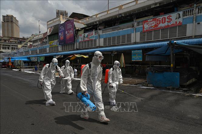 Phun thuốc khử trùng nhằm ngăn chặn COVID-19 lây lan tại Phnom Penh, Campuchia, ngày 4/4/2021. Ảnh: AFP/TTXVN