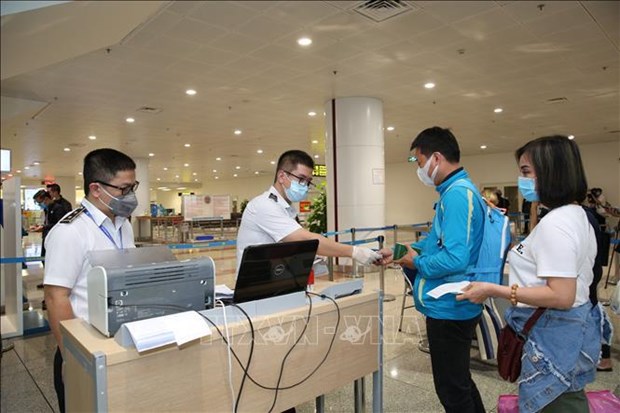 Airport staff check passengers' health declaration at Noi Bai airport (Photo: VNA)