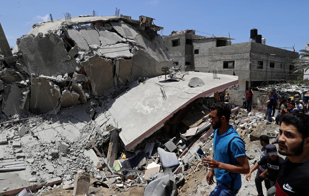 Những tòa nhà đổ nát ở Gaza do các vụ không kích của Israel ngày 12-5. 	 		             Ảnh: AP