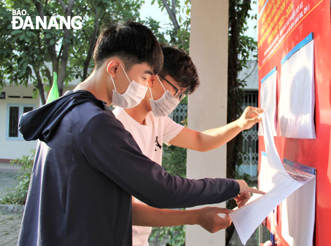Sinh viên Trường Đại học Sư phạm (Đại học Đà Nẵng) nghiên cứu thông tin các ứng cử viên tại khu vực bỏ phiếu số 13, phường Hòa Khánh Nam, quận Liên Chiểu. Ảnh: LAM PHƯƠNG