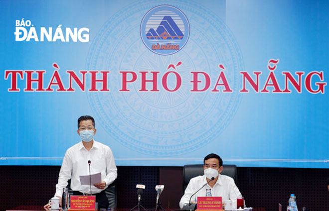 Bí thư Thành ủy Nguyễn Văn Quảng (trái) phát biểu chỉ đạo tại cuộc họp phòng, chống Covid-19 thành phố chiều 13-5. Ảnh: PHAN CHUNG