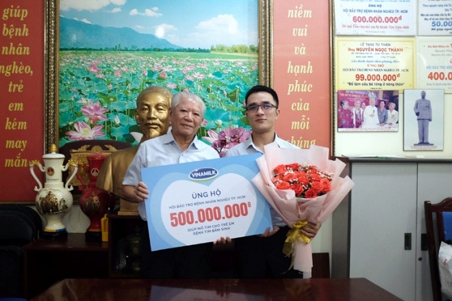 Đại diện Vinamilk ủng hộ 500 triệu đồng cho Hội Bảo trợ bệnh nhân nghèo TP. Hồ Chí Minh. Ảnh: do Công ty VNM cung cấp.