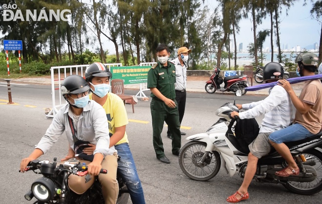 Các lực lượng chức năng chốt chặn ở ngã ba tuyến đường Hoàng Sa - Lê Văn Lương để ngăn chặn người lên tụ tập ở bán đảo Sơn Trà. Ảnh: HOÀNG HIỆP