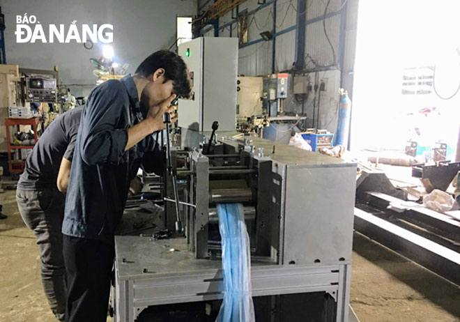 Máy sản xuất khẩu trang của Công ty TNHH Châu Đà (Khu Công nghiệp Hòa Cầm, quận Cẩm Lệ), thiết bị được thành phố hỗ trợ đổi mới công nghệ. Ảnh: P.LAN