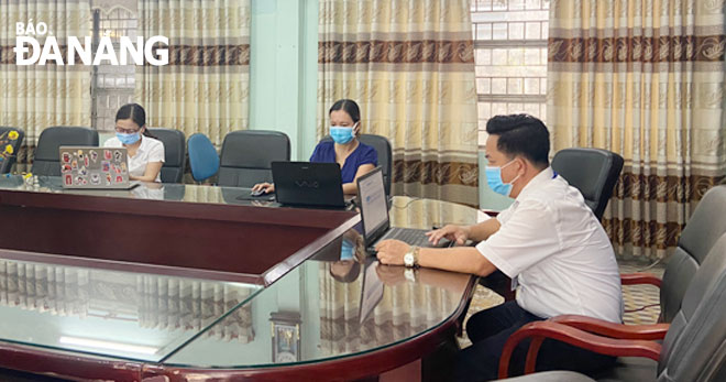 Cán bộ, giáo viên Trường THCS Nguyễn Lương Bằng (quận Liên Chiểu) kiểm tra  hệ thống kỹ thuật trước kỳ đánh giá học sinh trực tuyến. Ảnh: NGỌC HÀ