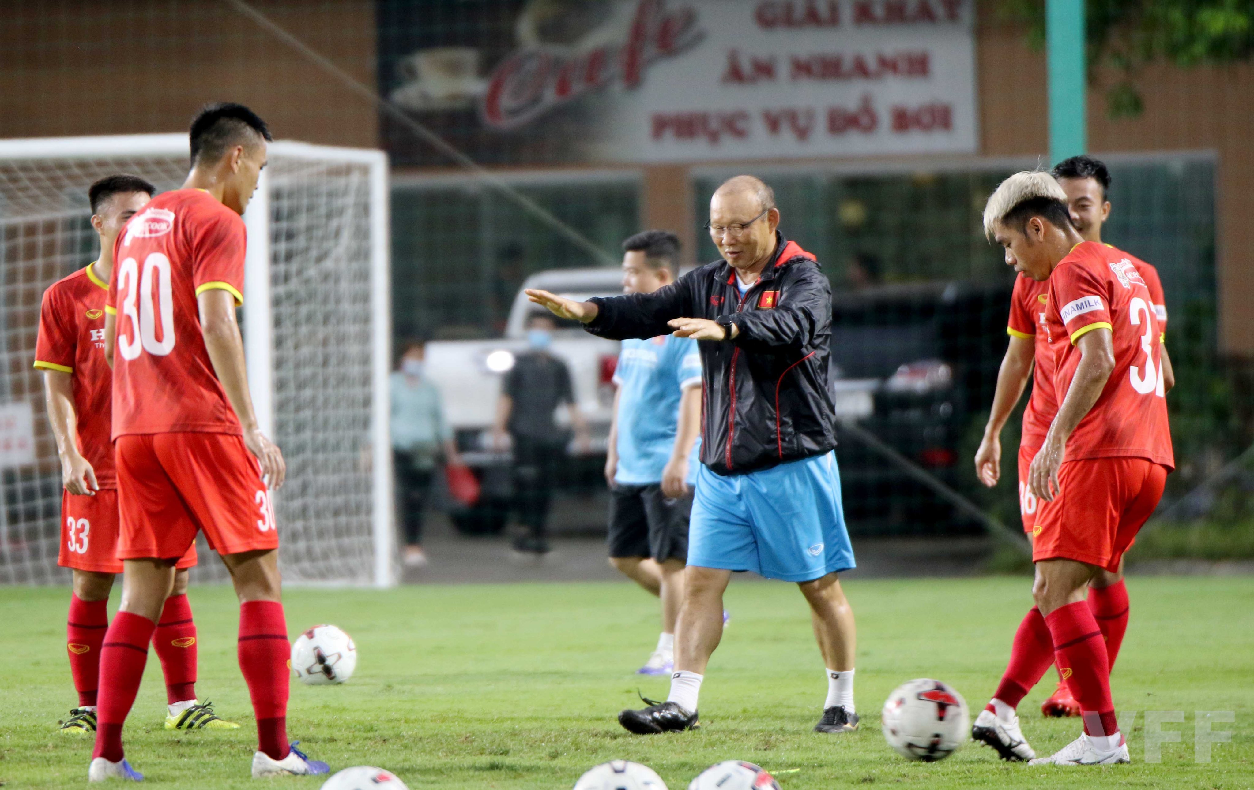 HLV Park Hang-seo đang chỉ đạo chiến thuật cho các cầu thủ tại buổi tập thứ 5 tại sân Trung tâm đào tạo bóng đá trẻ Việt Nam chiều 13-5. Ảnh: VFF