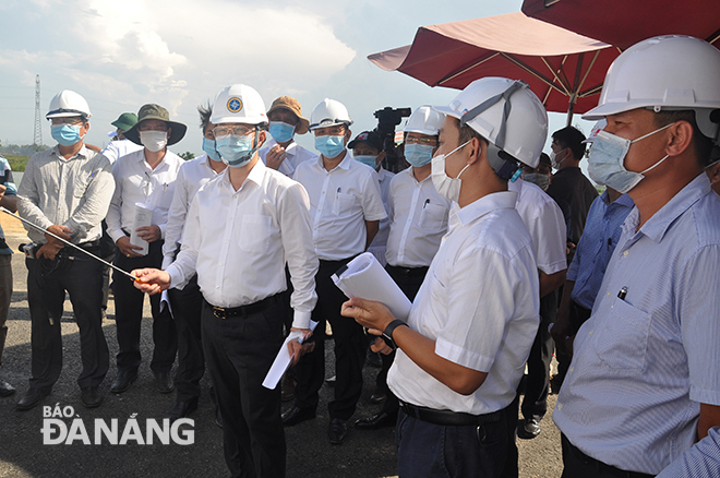  Da Nang Party Committee Secretary Nguyen Van Quang (third from right, first row) inspects he progress of the Tuyen Son - Tuy Loan riverside route project on May 14. Photo: THANH LAN