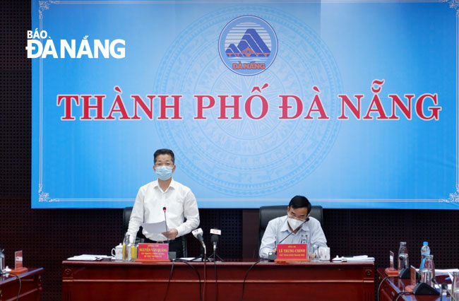 Da Nang Party Committee Secretary Nguyen Van Quang (left) addressed a meeting on Friday held by the municipal Steering Committee for COVID-19 Prevention and Control. Photo: PHAN CHUNG