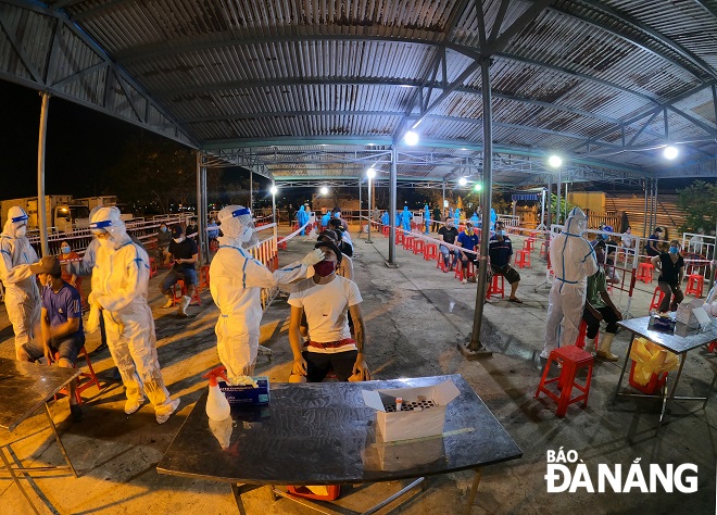 Medical workers arranged seating for the tested people to maintain a safe distance between them. Photo: XUAN SON