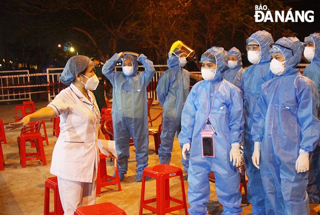 A doctor was assigning tasks to her group members. Photo: XUAN DUNG