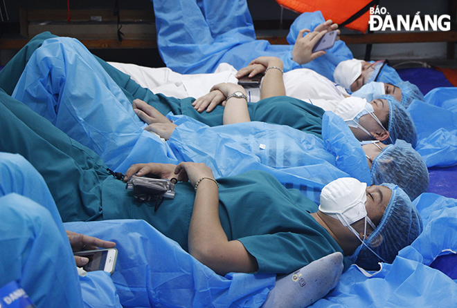 Medical workers took a nap while on their overnight shift work. Photo: XUAN DUNG