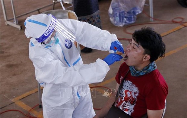 Collecting a sample for COVID-19 testing in Laos (Photo: VNA)