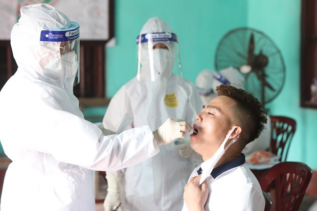 Health workers collect sample for COVID-19 swab test (Photo: VNA)