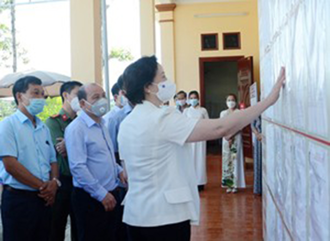 Bộ trưởng Bộ Nội vụ Phạm Thị Thanh Trà kiểm tra công tác chuẩn bị bầu cử tại tỉnh Hòa Bình.