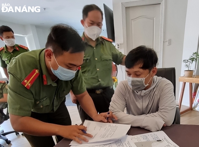 Da Nang Police searched the home of offender Le Xuan Thanh (right) and arrested him for assisting illegal entry into Viet Nam. Photo: L.H