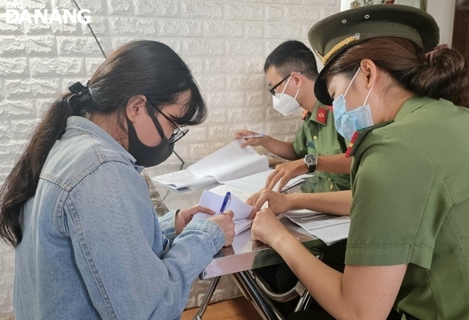 Da Nang Police searched the home of offender To My Hong Anh (left) and arrested her(right) for assisting illegal entry into Viet Nam. Photo: L.H