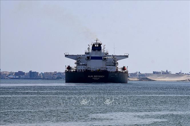 Tàu hàng di chuyển qua kênh đào Suez, Ai Cập ngày 30/3/2021. Ảnh: AFP/TTXVN