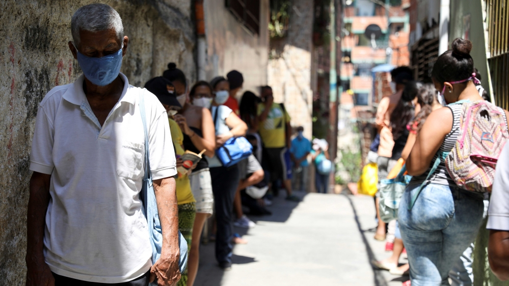 Người dân xếp hàng nhận thực phẩm cứu trợ ở Caracas, Venezuela. Ảnh: Reuters