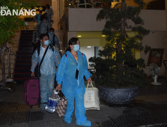 Các chuyên gia Trung Quốc rời khách sạn để vào tỉnh Quảng Ngãi. Ảnh: HOÀNG HIỆP