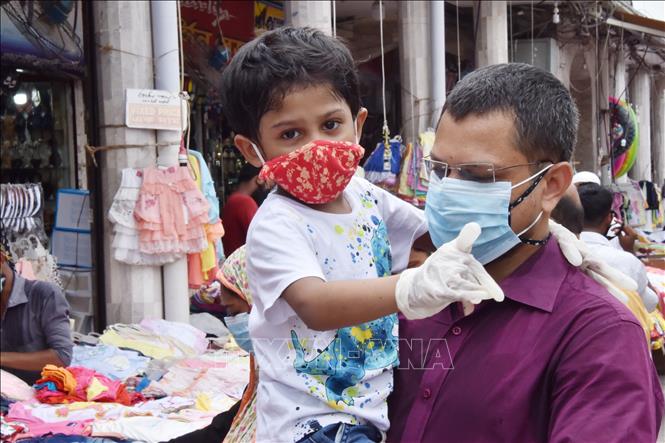 Người dân đeo khẩu trang phòng lây nhiễm Covid-19 tại Dhaka, Bangladesh, ngày 20-6-2020. Ảnh: THX/TTXVN