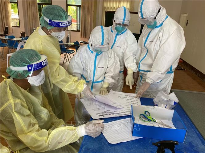 Nhân viên y tế làm nhiệm vụ tại điểm xét nghiệm Covid-19 ở Viêng Chăn, Lào ngày 7-5-2021. Ảnh: THX/TTXVN