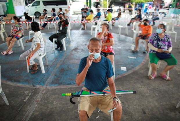 People from the Klong Toey community in Bangkok wait to get COVID-19 tests on May 4, 2021. (Photo: Reuters)