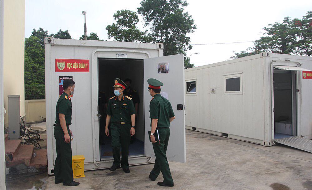Trung tâm xét nghiệm dã chiến tại Bắc Giang được gấp rút triển khai trong tối 16-5 và sáng 17-5. Ảnh: CTV.