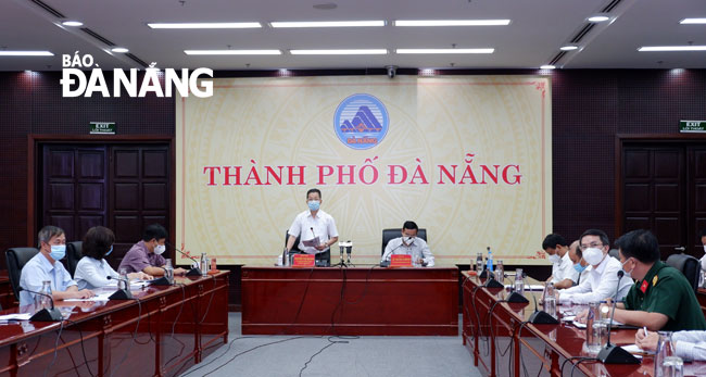 Da Nang Party Committee Secretary Nguyen Van Quang (left) addressed a meeting on Sunday held by the municipal Steering Committee for COVID-19 Prevention and Control. Photo: PHAN CHUNG