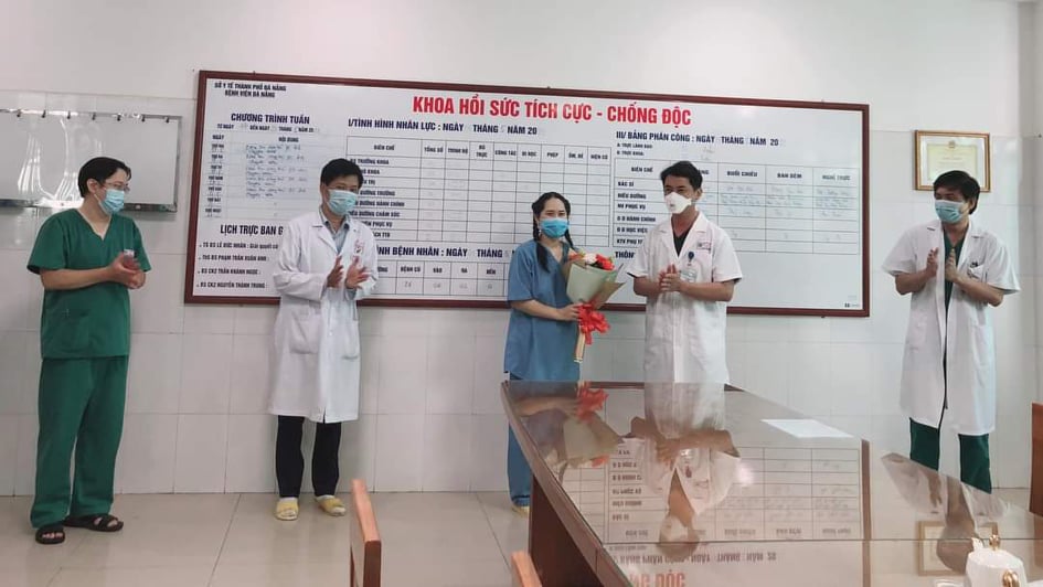 TS Bác sĩ Lê Đức Nhân, Giám đốc BV Đà Nẵng chúc mừng đồng nghiệp vừa hồi phục sau những ngày điều trị tích cực do sốc phản vệ sau tiêm vắc xin