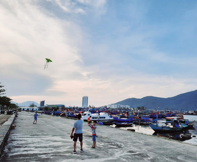 Môi trường ở Âu thuyền và cảng cá Thọ Quang đã được cải thiện sau khi Sở NN& PTNT ký hợp đồng dịch vụ thu gom rác với  Công ty Môi trường đô thị Hà Nội - Chi nhánh miền Trung từ ngày 1-2-2021 đến ngày 9-5-2021.