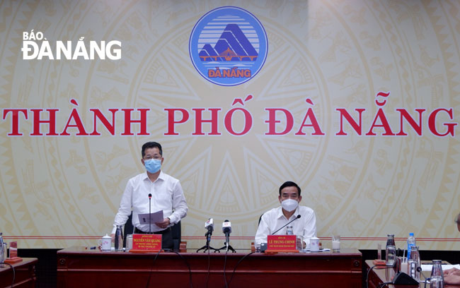 Bí thư Thành ủy Nguyễn Văn Quảng (trái) chỉ đạo tại cuộc họp phòng, chống Covid-19 chiều 17-5. Ảnh: PHAN CHUNG