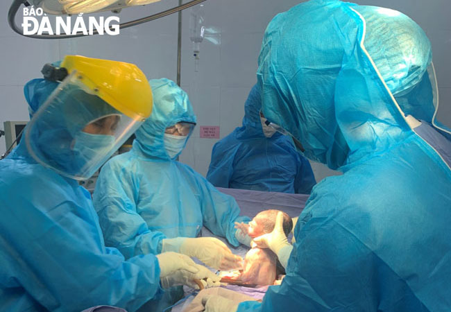 Ê-kip bác sĩ thuộc Trung tâm Y tế quận Sơn Trà mổ bắt con thành công cho sản phụ Đ.N.T.L. sáng 18-5. Ảnh: CTV