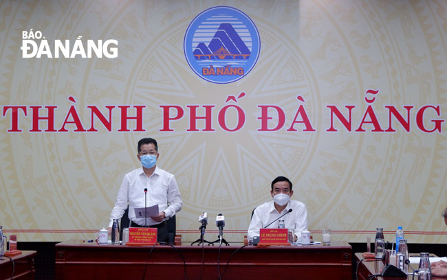 Secretary Nguyen Van Quang (left) delivers his instructions at the Monday’s meeting to discuss discuss next steps in battle against COVID-19. Photo: TRONG HUNG.