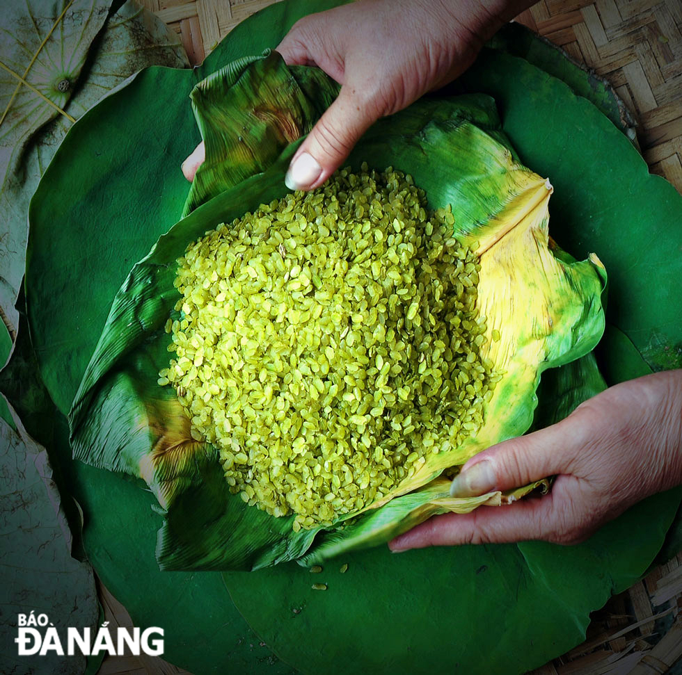  ‘Com’ is wrapped in ‘dong’ leaves to keep its softness and aroma.