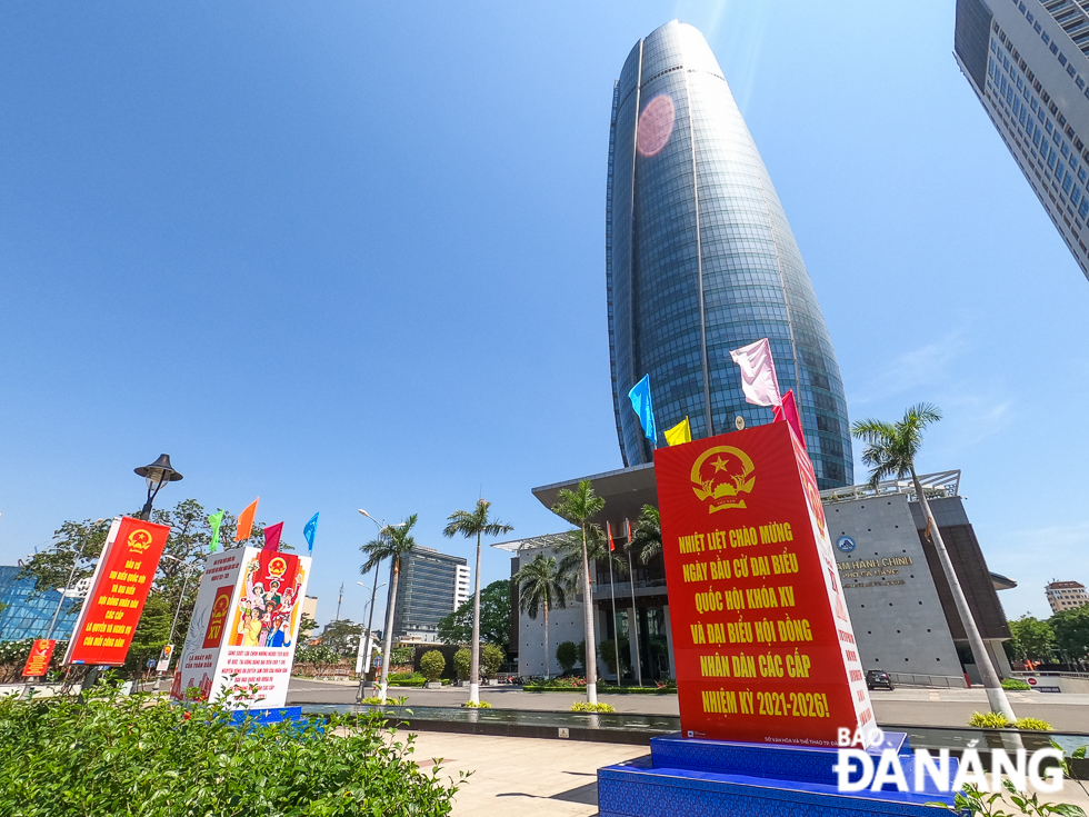 For visual publicity about the upcoming elections, focus will be on installing clusters of models, hundreds of bandrolls, large-sized panels and a large number of four-sided boxes (1mx2m). In the photo is a row of four-sided boxes in front of the Da Nang Administrative Centre.