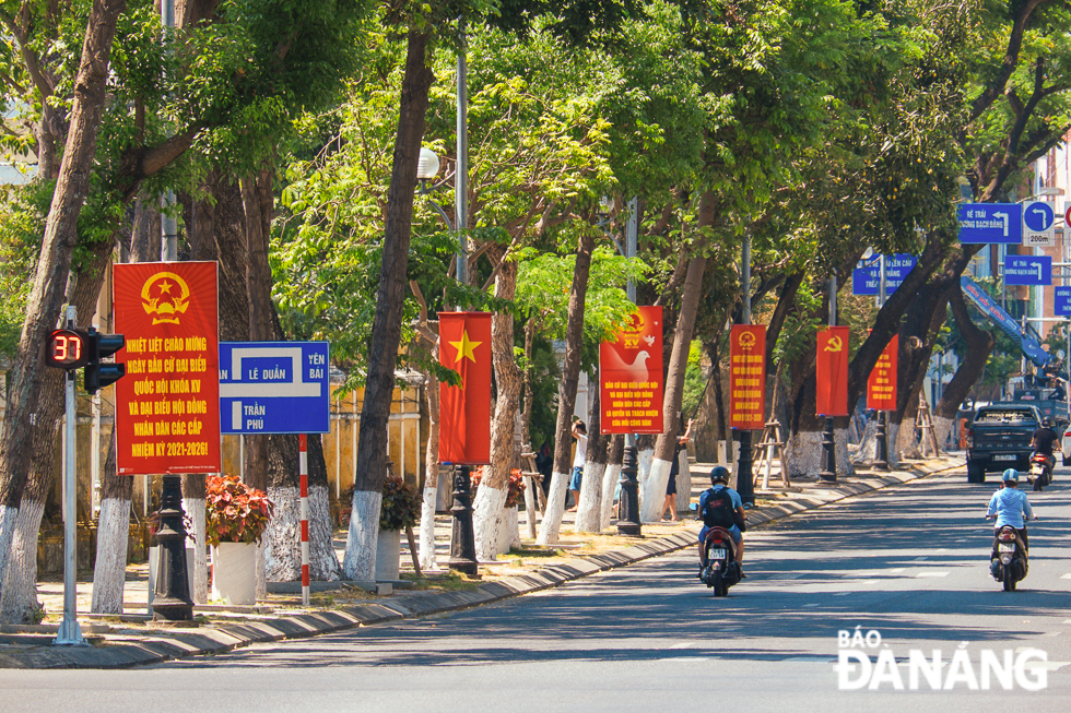 In addition, there are thousands of banners, 37 LED electronic screens and many printed publicity slogans. A section of Tran Phu Street is enlivened with colourful banners and panels.