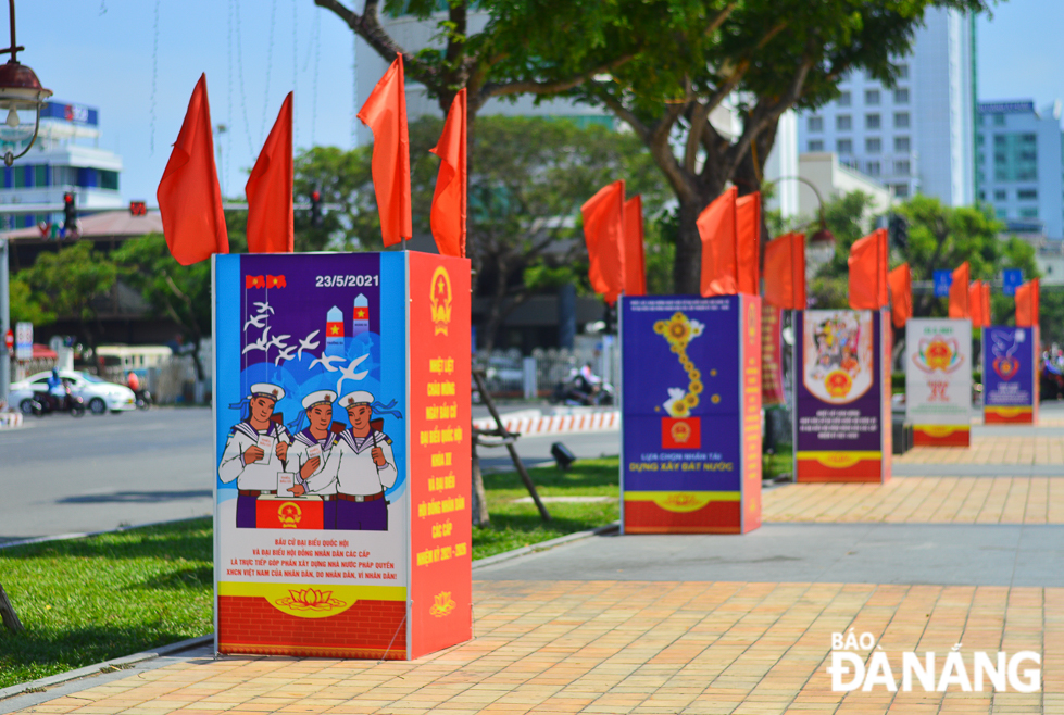  An eye-catching four-sided publicity box is installed on a section of extended Bach Dang Street.