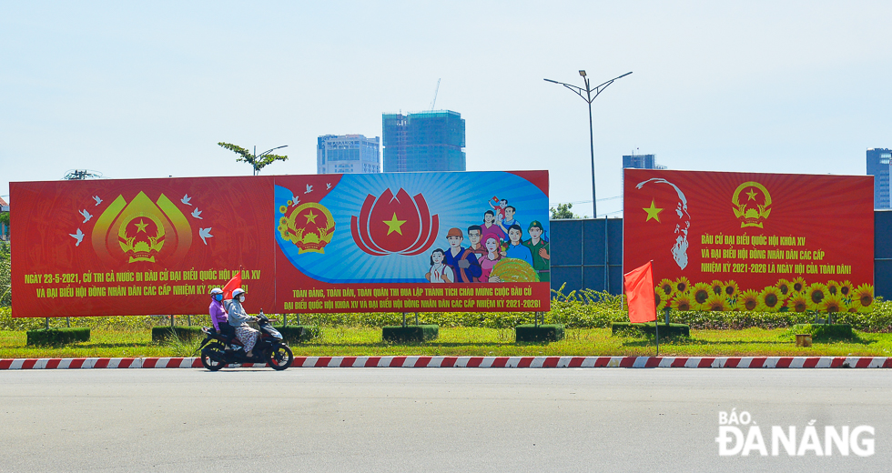 A large-sized panel stands at the eastern end of the ‘Song Han’ (Han River) Bridge.