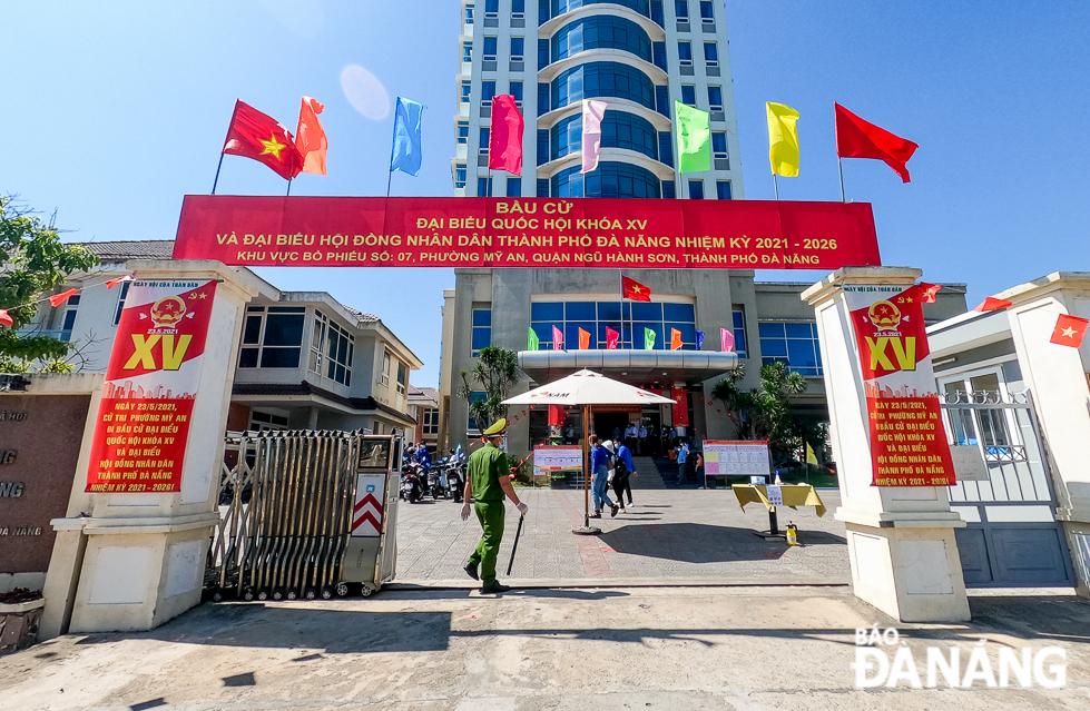  A voting point set up in My An Ward, Ngu Hanh Son District is decorated with panels and five-colour flags