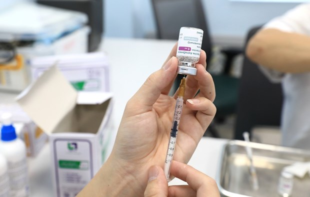 A medical worker handles a dose of the AstraZeneca vacine (Photo: VNA)