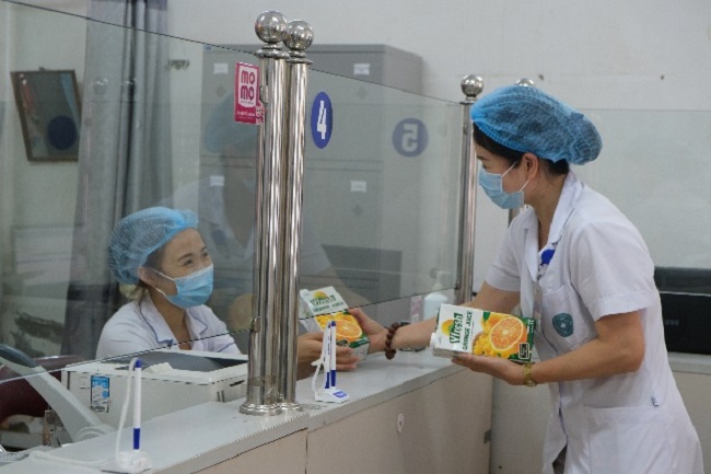 Các sản phẩm Vinamilk đã kịp thời “tiếp sức” cho các cán bộ y tế tại Bệnh viện Đa khoa Hà Đông.