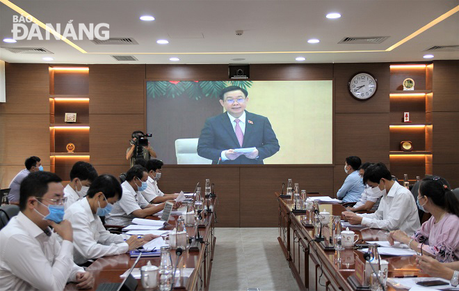 Participants from Election Commission of Da Nang and local relevant agencies attend the nationwide online meeting on Tuesday morning. Photo: L.P