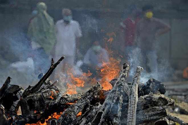 Hỏa táng thi thể bệnh nhân Covid-19 tại New Delhi, Ấn Độ ngày 12-5-2021. Ảnh: AFP/TTXVN