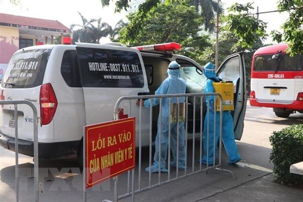 Health workers spray disinfectant in an ambulance (Photo: VNA)