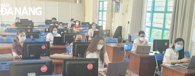 Giáo viên Trường THCS Kim Đồng (quận Hải Châu) giám sát học sinh kiểm tra trực tuyến qua máy tính kết nối mạng. Ảnh: NGỌC HÀ