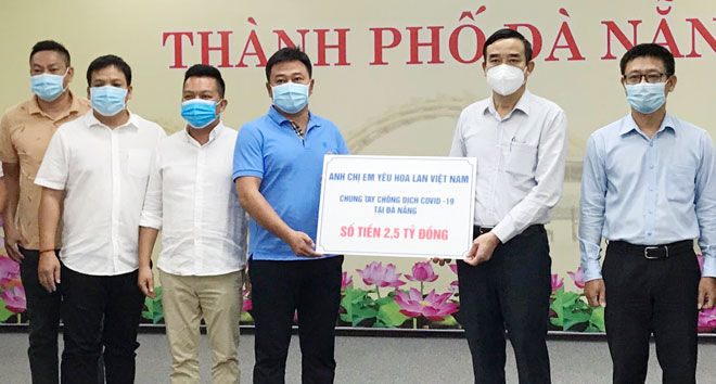 Chairman Chinh (2nd, right) receives the donations from representatives from Orchid Lovers Club of Song Han (Han River) 