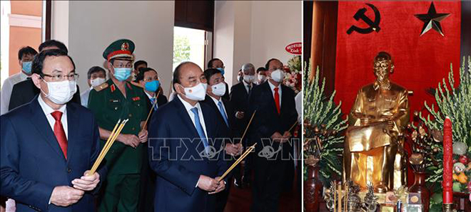  Chủ tịch nước Nguyễn Xuân Phúc dâng hương tưởng niệm Chủ tịch Hồ Chí Minh. Ảnh: Thống Nhất/TTXVN