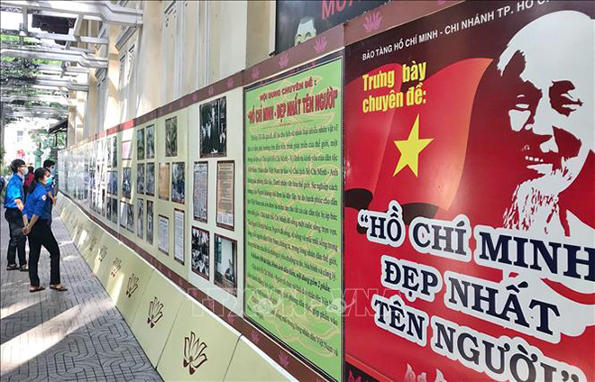 Đoàn viên thanh niên tham quan triển lãm.